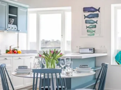 Wohnzimmer: Sofa, TV, Zugang zum Balkon und Dachterrasse FeWo Meerblick in PRORA - 2.55