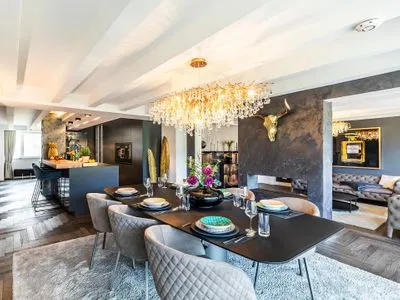 Wohn/Essbereich: 2 Sofas, Sitzbereich, electr. Kamin, Essbereich, TV, Zugang zum Balkon FeWo Ambiente Deluxe in PRORA - 3.21