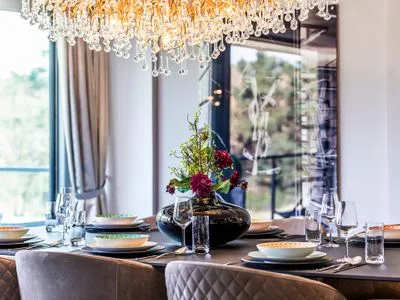 Wohn/Essbereich: 2 Sofas, Sitzbereich, electr. Kamin, Essbereich, TV, Zugang zum Balkon FeWo Ambiente Deluxe in PRORA - 3.21