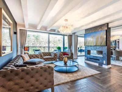 Wohn/Essbereich: 2 Sofas, Sitzbereich, electr. Kamin, Essbereich, TV, Zugang zum Balkon FeWo Ambiente Deluxe in PRORA - 3.21