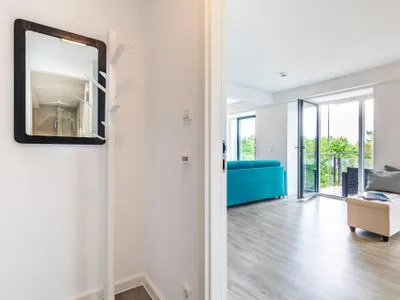 Wohnzimmer: Schlafcouch, TV, Essbereich, Zugang zum Balkon FeWo Dünenwald in PRORA - 6.44