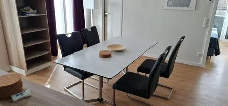 Wohn/Essbereich: Sitzgruppe mit 3-er, 2-er Couch und Sessel, Smart-TV, Essbereich mit 4 Stühlen FeWo Meeresglück in PRORA . 7.37