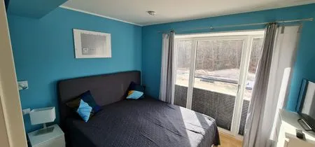 Schlafzimmer 1: Doppelbett (180x200), Smart-TV, Plissees und Gardinen FeWo Meeresglück in PRORA . 7.37