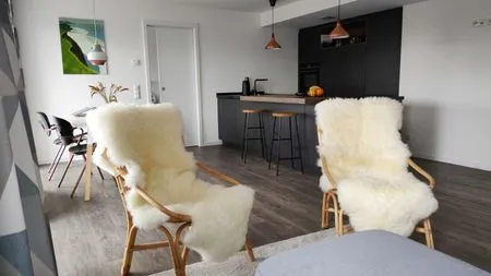 Wohnzimmer: Sofa, TV, Essbereich, Zugang zum Balkon FeWo Treibholz in PRORA - 7.41