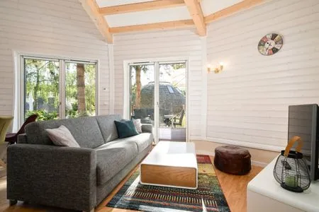 Ferienhaus Selene - Kugelhaus am Tollensesee - gemütliche Couchecke mit modernem TV  Selene