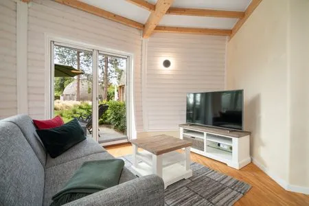 Ferienhaus Kia - Kugelhaus am Tollensesee - gemütliche Couch  Kia