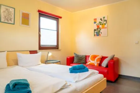 Schlafzimmer mit Doppelbett im Erdgeschoss  Haus Zeitlos