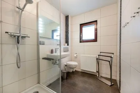 Badezimmer mit Dusche im Erdgeschoss  Haus Zeitlos