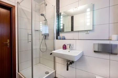 Badezimmer mit Dusche im Erdgeschoss  Haus Zeitlos