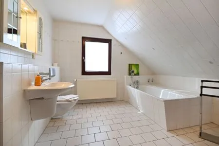 Badezimmer mit Badewanne im Obergeschoss  Haus Zeitlos