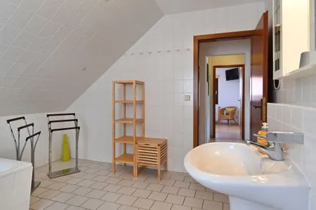 Badezimmer mit Badewanne im Obergeschoss  Haus Zeitlos