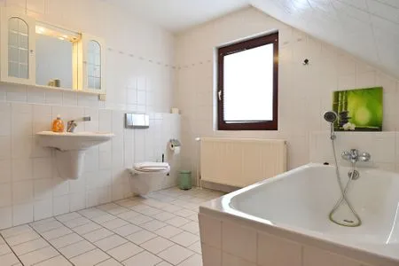 Badezimmer mit Badewanne im Obergeschoss  Haus Zeitlos