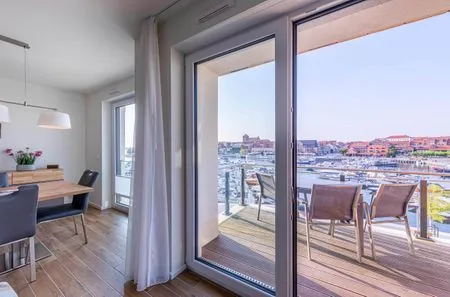 ChatGPT:  Ferienwohnung Sieglinde Hafenresidenz Waren (Müritz) – Offener Wohn- und Essbereich mit stilvollem Ambiente  Sieglinde