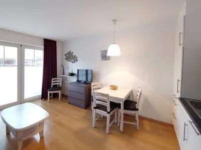 Wohnzimmer mit offener Küche in der Ferienwohnung Auszeit am Meer in Wittdün auf Amrum Haus *Südspitze 17* Ferienwohnung *Auszeit am Meer*