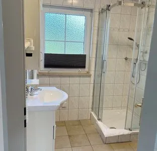 Badezimmer mit Dusche Am Deich Am Deich Haus 18