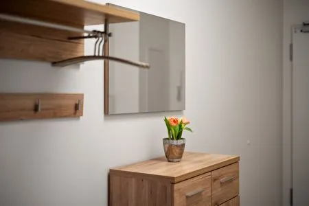 Ferienwohnung Hafenblick Waren (Müritz) – Heller Flur mit Garderobe und liebevollen Details  Hafenblick