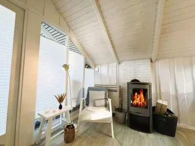 Wohnbereich mit Essplatz, Couchecke, Kamin und TV Lille Hus