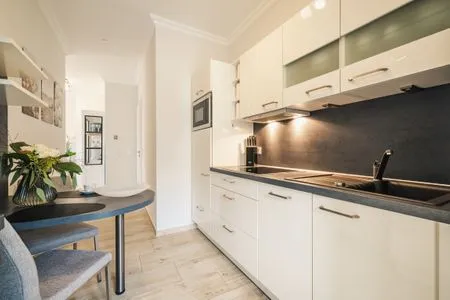 offene Küchenzeile mit Essbereich Logierhaus Friedrich WE 2 - "Strandrose"