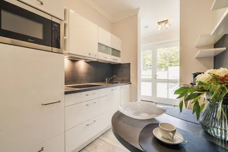 offene Küchenzeile mit Essbereich Logierhaus Friedrich WE 2 - "Strandrose"