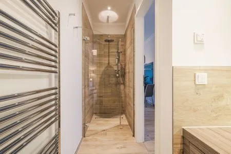 Badezimmer mit ebenerdiger Dusche Logierhaus Friedrich WE 2 - "Strandrose"