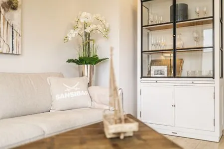 Sofa und Vitrine Logierhaus Friedrich WE 2 - "Strandrose"