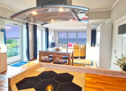 Wohnzimmer Strandvilla Beletage - exklusive Wohnung mit einzigartigem Meer - und Hafenblick