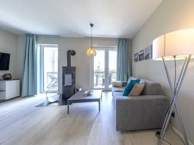 Ferienwohnung Große Strandmuschel Ostseebad Wustrow ZweiWasser Alte Seefahrtschule Wohnbereich mit Kamin  Große Strandmuschel