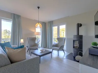 Ferienwohnung Strandlaeufer Ostseebad Wustrow ZweiWasser Alte Seefahrtschule Helles Wohnzimmer mit Kamin  Strandlaeufer