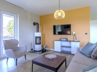 Ferienwohnung Strandliebe Ostseebad Wustrow ZweiWasser Alte Seefahrtschule Wohnzimmer mit Kamin  Strandliebe