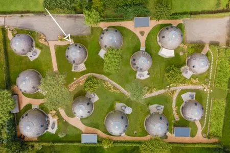 Ferienhaus Nordkugel – Kugelhaus am Tollensesee – Luftaufnahme der Anlage, markiertes Kugelhaus zur Orientierung  Nordkugel