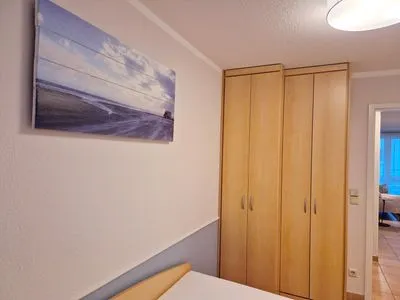 Schlafzimmer mit Einzelbetten und Kleiderschrank Residenz am Strand Wohnung 4-61