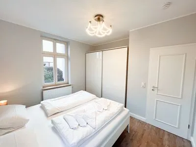 Erleben Sie entspannte Nächte in diesem stilvollen Schlafzimmer. Villa Bismarck Nr. 2