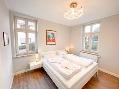 Gemütliches Schlafzimmer mit viel Tageslicht und modernem Design. Villa Bismarck Nr. 2