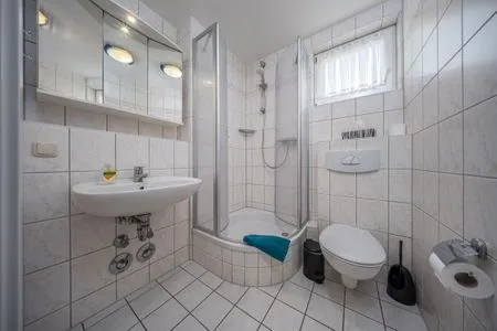 Bad mit Dusche und WC Residenz am Strand Wohnung 4-61