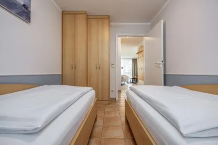 Schlafzimmer mit zwei Einzelbetten Residenz am Strand Wohnung 4-61