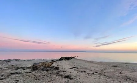 Naturstrand Mühlendamm in winterlicher Morgendämmerung Ferienwohnung Hanna im Reethus Mühlenlund