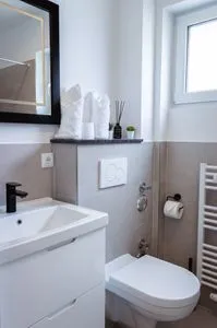 Sauberes und modernes Badezimmer mit Dusche Hochwertige Ferienwohnung in ruhiger Lage mit eigener Terrasse, nur 7 Gehminuten zum Strand entfernt