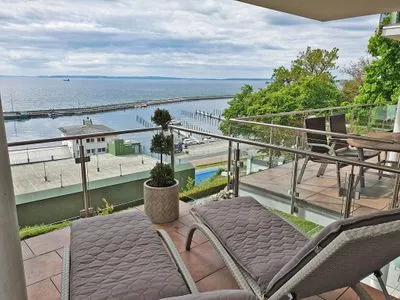 Hauptansicht Villa Friede-Marie, App. Svea mit Hafen-Ostsee-Blick