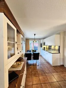 Moderne Küche mit Essbereich und Blick nach draußen. Am Museum - Wohnung 1