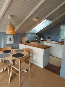 Essplatz im Wohnbereich mit Küche im Hintergrund Immi's Hus