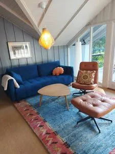 Wohnzimmer mit Blick in den Garten und Kamin Immi's Hus