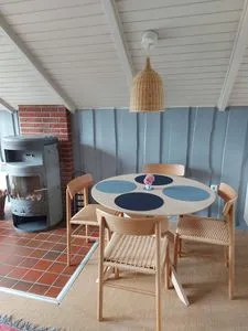 Gemütlicher Essplatz neben dem Ofen Immi's Hus