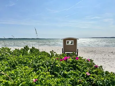 Kurstrand in Holnis mit DLRG Station Immi's Hus - Ferienhaus am Ostseestrand