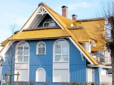 Seitlicher Blick auf das Haus mit überdachtem Balkon  de Obendtied - Wohnung 6 "Reet"