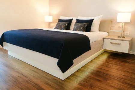 Schlafzimmer mit Doppelbett und Nachttischen Vogelkieker