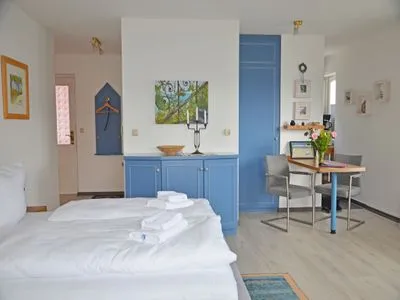 Wohnzimmer Villa Monika, App. 7 - mit Balkon und Meerblick