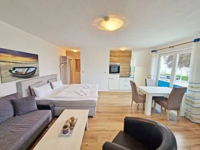 Wohnzimmer Villa Monika, App.2 Backbord - mit Balkon und Terrasse