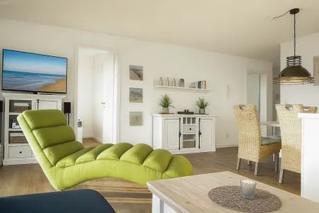 Modernes Wohnzimmer mit Liegesofa und TV Weitblick