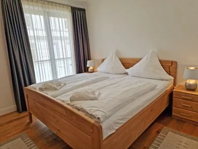 Schlafzimmer Villa Friede Marie, App. Finja - Hafen-Ostsee-Blick und Balkon