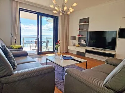 Wohnzimmer Villa Friede Marie, App. Finja - Hafen-Ostsee-Blick und Balkon